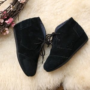 Toms Kids Desert Wedge Boot Black Suede 3
